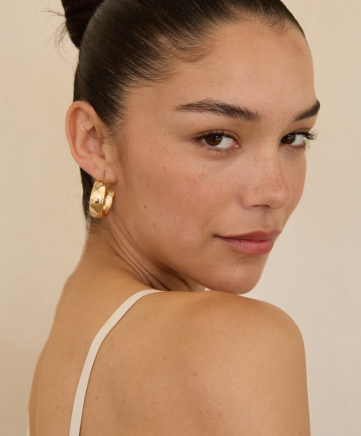 Woman with earrings and a natural look.